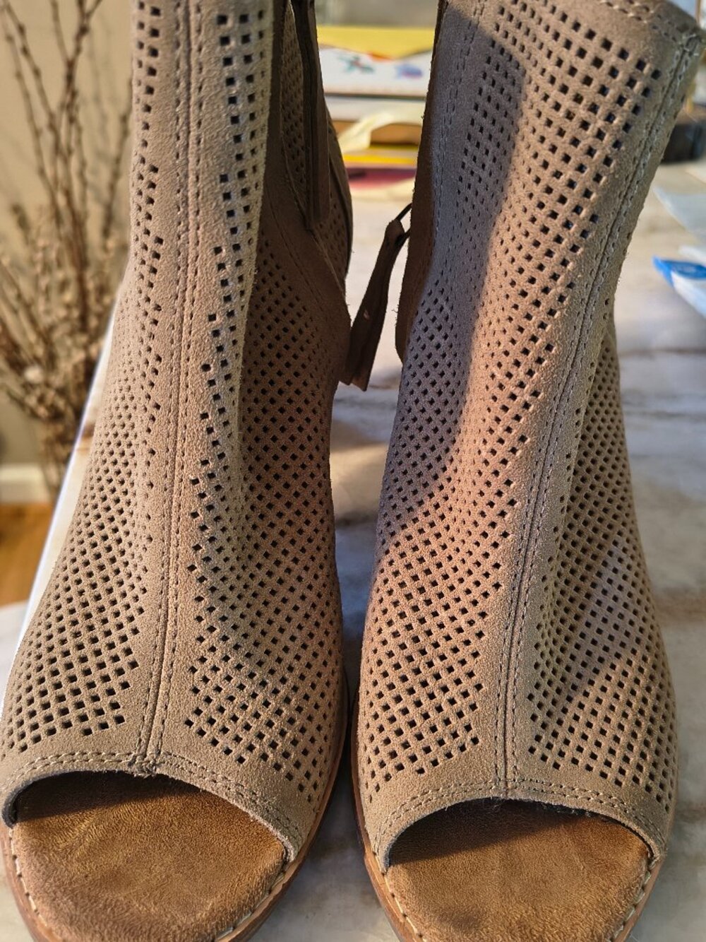 Women's suede shoe size 7.5, CAVEAT, one zipper is very sticky